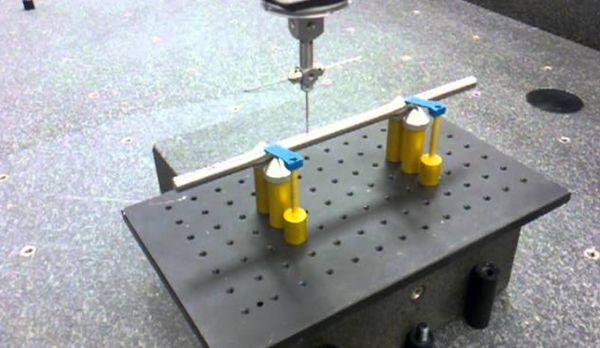 使用三坐標(biāo)測(cè)量機(jī)（CMM）測(cè)量直線度